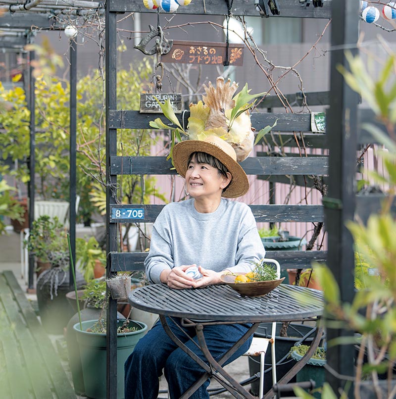 画像: 広いベランダでハーブや柑橘などを育てるこてらさん。帽子と日焼け止めは必須アイテム。「シャボン玉UVは天然由来の成分のみ使っているのがうれしいです」
