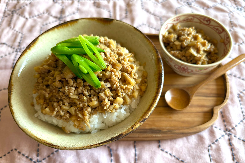 画像: ひき肉を炒めずに、煮汁と一緒に煮詰めていくので、しっとりヘルシーに仕上がります
