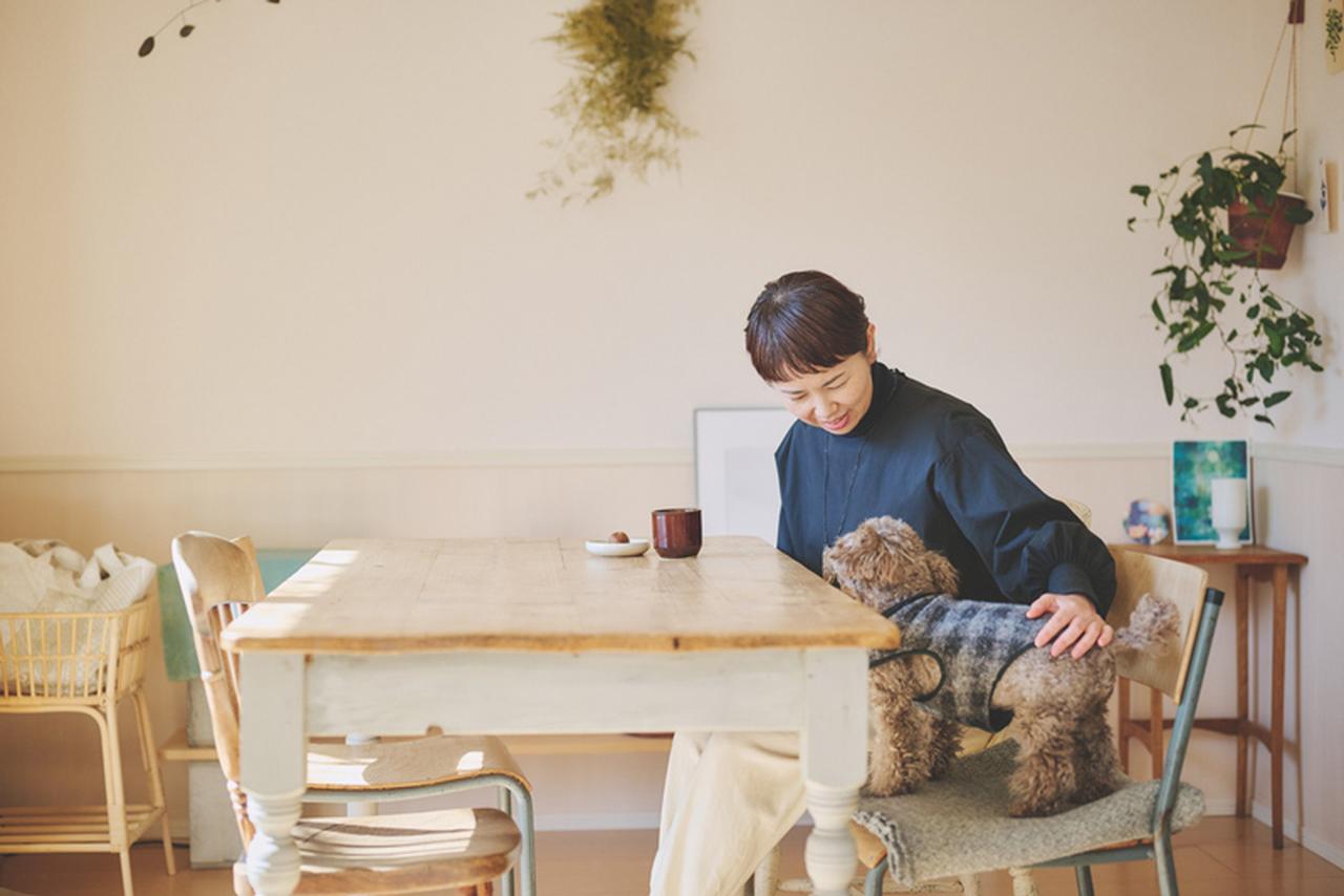 画像: 45歳、離婚を機に住み慣れた千葉から「葉山」へ移住。愛犬と暮らす心地よい1LDK。縁もゆかりもなかった土地の空気と窓の風景に惹かれて／グリーンスタイリスト・吉原友美さん - 天然生活web