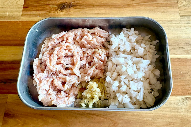 画像: 具材はすべてみじん切りにして。ひき肉と同量が目安です