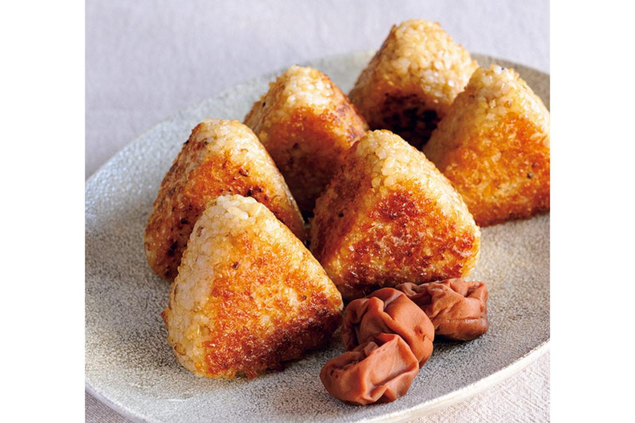 画像: ごま油が香る「玄米の揚げ焼きおむすび」のつくり方。玄米とごま油の風味は相性抜群！多めの油で“じっくり焼く”のがおいしさの秘訣／料理家・真藤舞衣子さん - 天然生活web