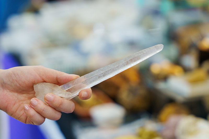 画像: ブラジル産の細長い水晶。なんだか魔法が使えそうです