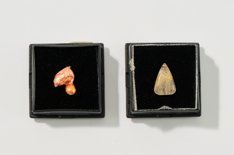 画像: ワゴンケースから発掘した鉱物です。左は川添の「銅」、右は菅沼の「ルチルクォーツ」