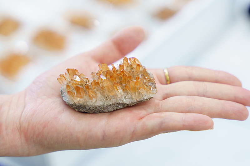 画像: こちらが、ミネラルショー会場で見た、「そのくらいはしますよね」というお値段のスウェーデン水晶。川添が買ったものの倍ぐらいの大きさです