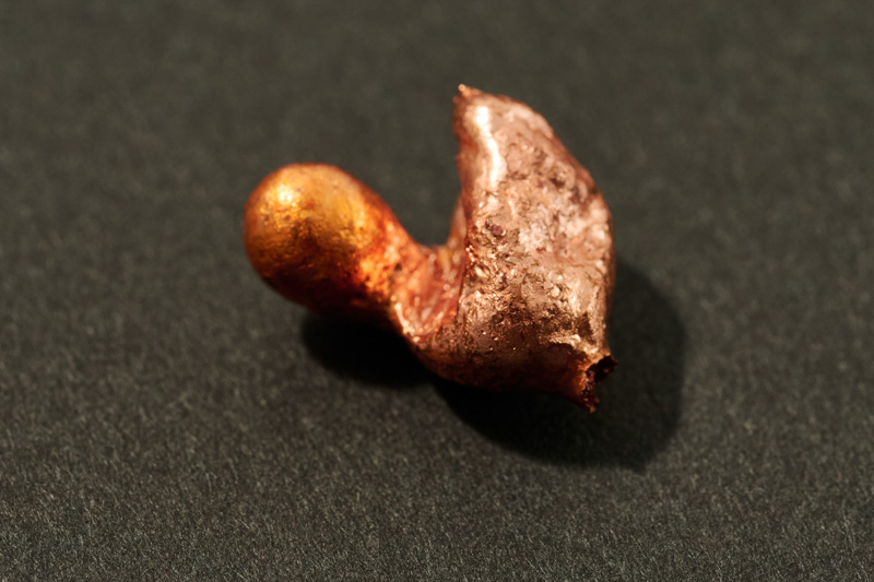 画像: これが自然銅です。その名の通り、自然にこの形で存在する銅の塊です