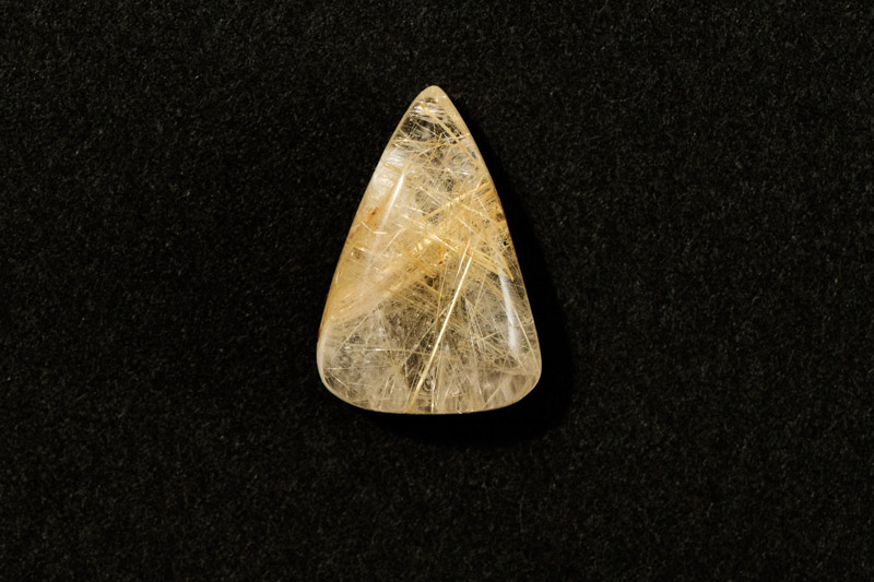 画像: 金色の針が交差する、美しいルチルクォーツ