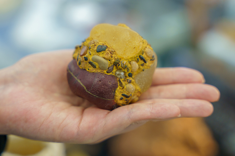 画像: 土砂が固まった礫岩（れきがん）。一見、ボロボロと崩れそうですが、名前の通りカチカチに固まっています