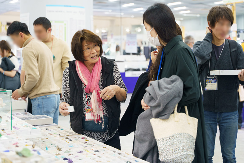 画像: 出店の歴史を詳しく教えてくださった、マクネールさんの奥様。鉱物の相談にも乗ってくれました