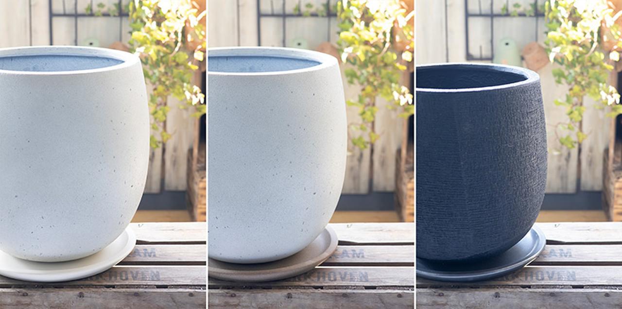 画像: 鉢皿と植木鉢、同じ色でそろえるのも素敵ですが、あえて違う色を選ぶと足元にアクセントが生まれます