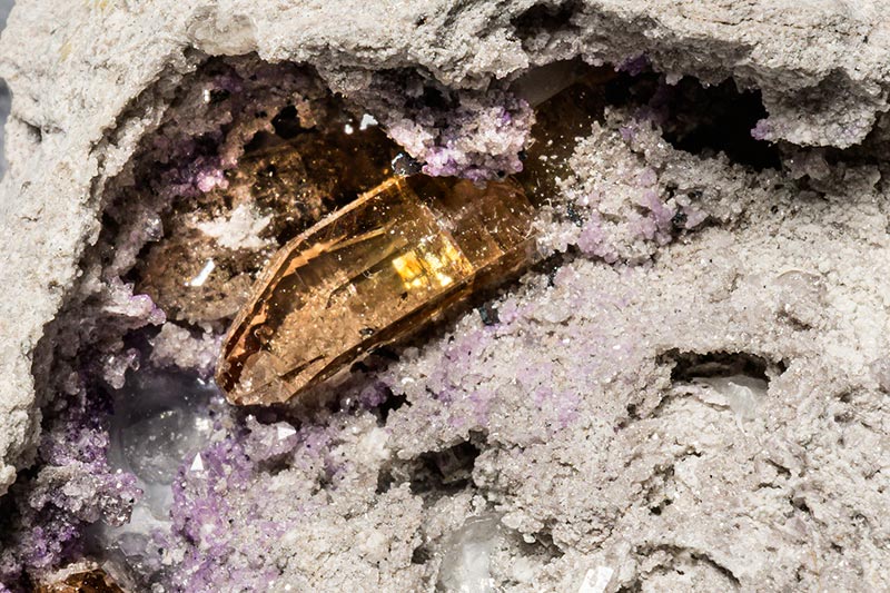 画像: 美しき鉱物の世界|小さな洞窟の中に眠る宝石「シェリートパーズ」と、ミルキーピンクの縞模様が美しい「ピンクカルサイト」 - 天然生活web