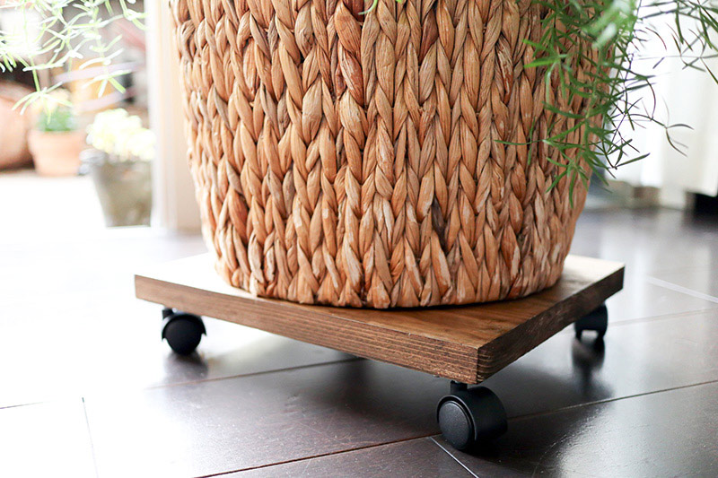 画像: 板にオイルステインで色を付け、キャスターを取り付けてDIYしました