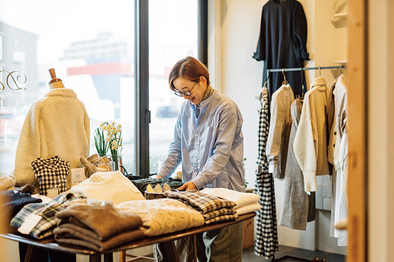 画像: 店舗ではお客さまを待つ間に、ディスプレーを少し変えてみることも。「シーズンごとに大規模な模様替えを行うだけでなく、小さな変化も試して、いつも新鮮な風を通すことを心がけています」