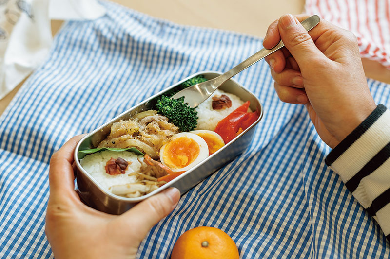 画像: 「工房アイザワ」の角形ランチボックスは、板倉さん20年来の愛用品。「あるとき、箸箱を洗うのが面倒なことに気がついて」、いつもお箸ではなくフォークを添えるのが習慣に