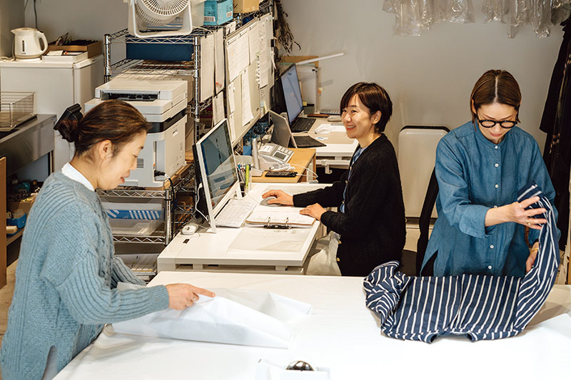 画像: オンラインでの注文も増えているダジャでは「発送もお客さまとの大切なコミュニケーションです」と板倉さん。「感謝の手紙を送る気持ちで」包装紙の上には小さな葉を一枚添えて