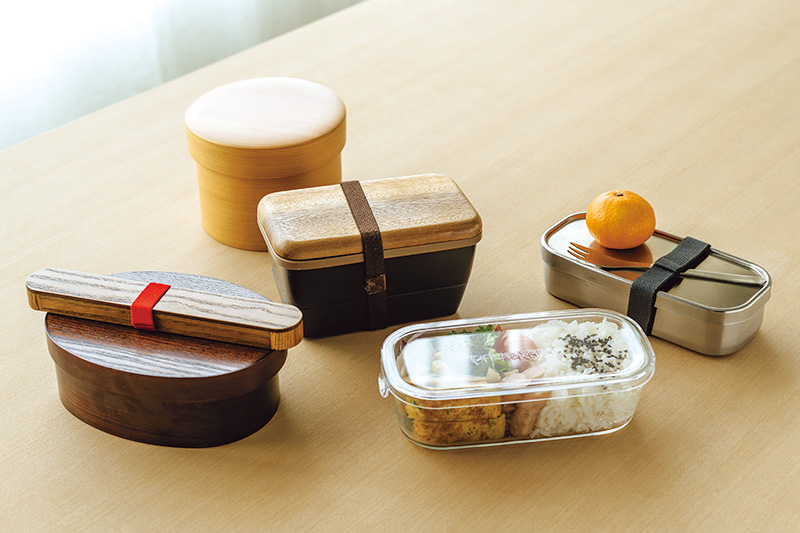 画像: それぞれのお弁当箱を並べてみると、曲げわっぱにステンレス、耐熱ガラスと素材はさまざまながら、不思議な統一感が。「シンプルで使いやすく、洗いやすい。そんなお弁当箱がいいですね」と板倉さん