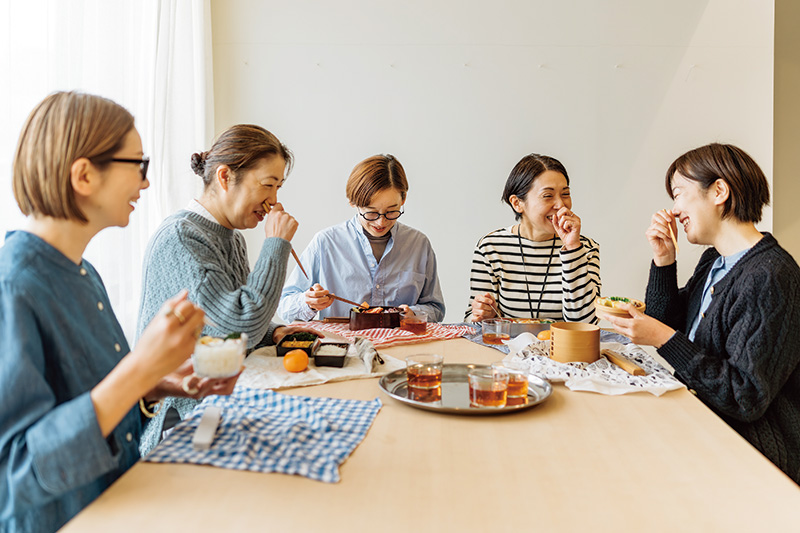 画像: 左から店舗店長の江角晴美さん、オンライン担当の澤田典子さん、店舗担当の富岡弘子さん、代表の板倉直子さん、オンライン担当の山崎果林さん