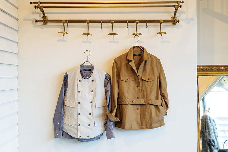 画像: 季節の変わり目に役立つジャケットとベストをディスプレー。「寒さと暖かさが入り混じり、洋服選びが難しい季節。短めのアウターやベストは重ね着しやすく、おしゃれ感もアップします」