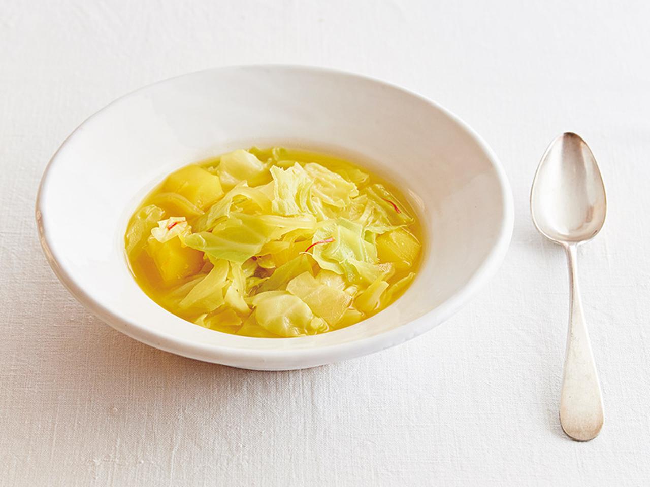 画像: 「春キャベツと新じゃがいものサフランスープ」のつくり方｜鈴木愛さん
