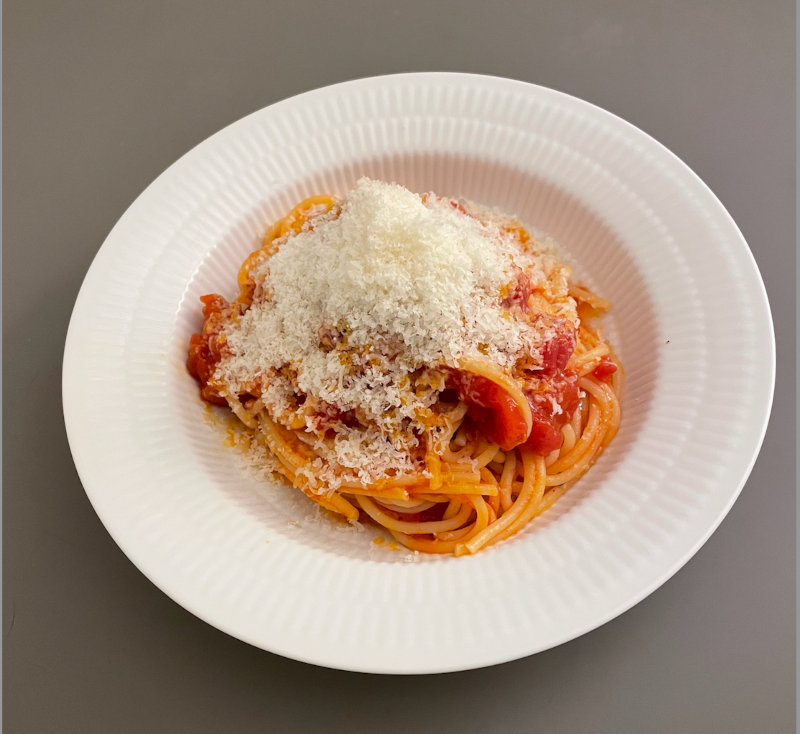 画像: 買い置きしているトマト缶を使ったパスタ。味つけは塩胡椒。最後にパルミジャーノ