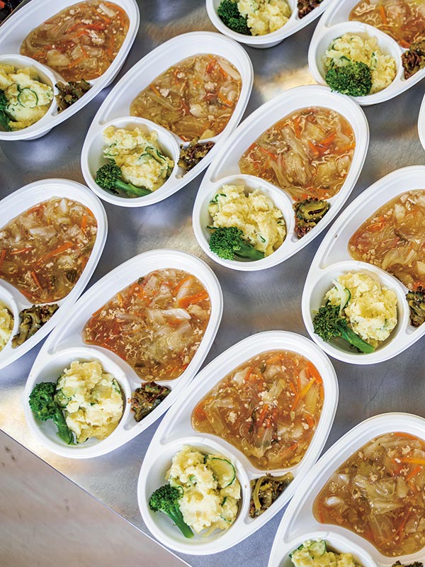 画像: 「高齢の方が多いので、野菜多めで味付けは薄め、小さく、やわらかく」