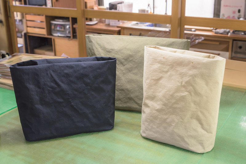 画像: 昆布のような質感のKONBU NYLONという生地を使った新商品の試作品。新商品をつくるときは、まず紙で試してから本番の革や生地に進むが、本番用の素材でもミリ単位で調整して完成させる