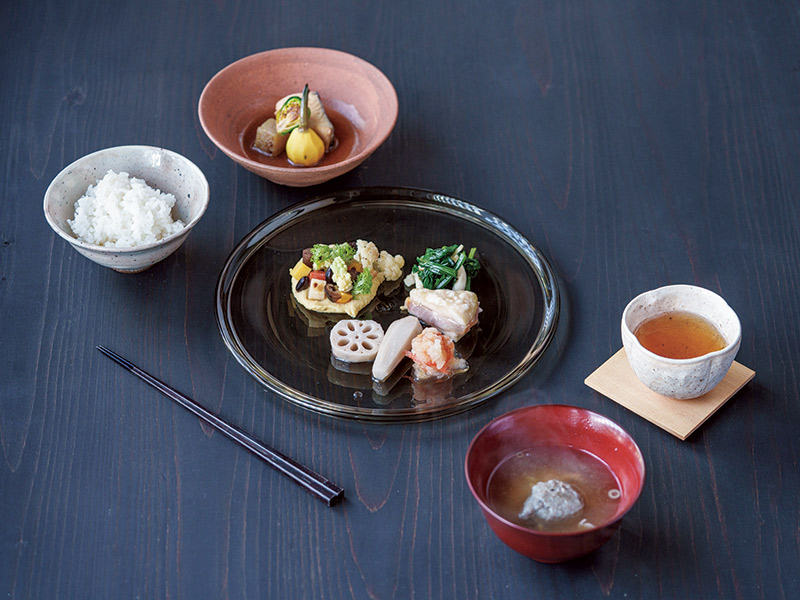 画像: 旬の料理を盛り合わせたプレートに、ごはんと味噌汁、煮物碗つき。能登の食材だけでつくる、定食と呼ぶには手の込んだ本格的な和食だ
