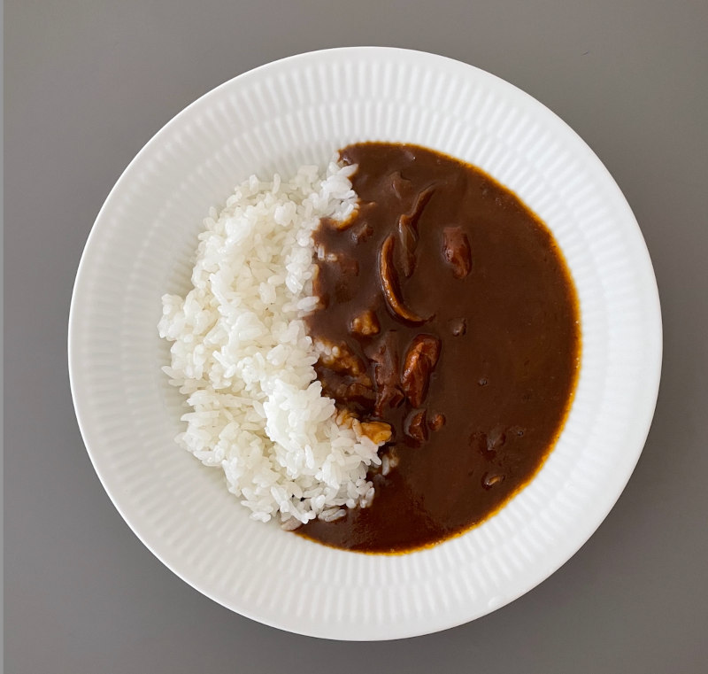 画像: 買い置きしているレトルトカレーを炊いたごはんにかけて、だけの日も。カレーは資生堂パーラー・ポーク