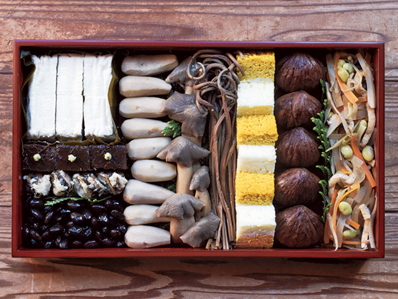 画像: 「実家で過ごした今年の正月、思いを込めて能登の食材でおせちをつくりました」。右端は郷土料理「あいまぜ」。輪島塗のお重に詰めて