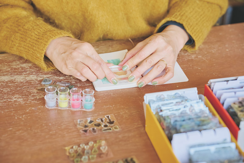 画像: アクリル台に、貼って剥がせる樹脂製のモチーフをセットできる「自在ハンコ」。絵柄がかわいいことに加え、スタンプする際、透明なので押したい場所がよく見えて使いやすいと評判