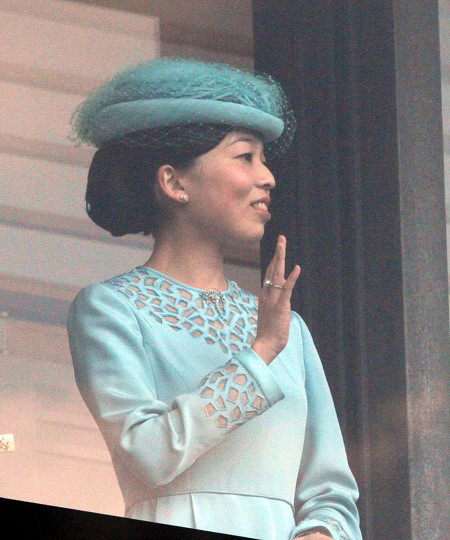 画像: お帽子をかぶられる彬子女王殿下（写真提供：神社新報社）