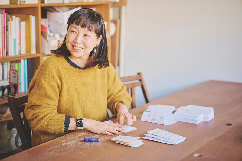 画像: ペーパーバッグの仕上げをする植木さん。折りやのり付けを機械で行う商品もあるが、インクが落ちやすいものや汚れやすいものは、手作業で行う