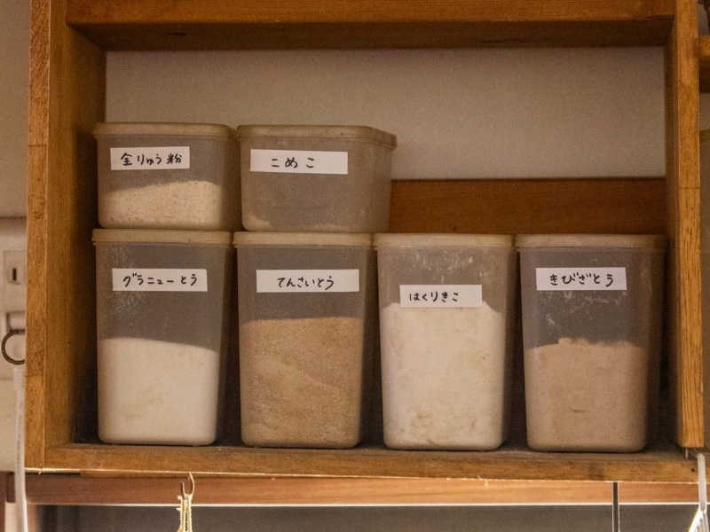 画像: キッチンの道具や材料置き場は、ひらがなでラベリング