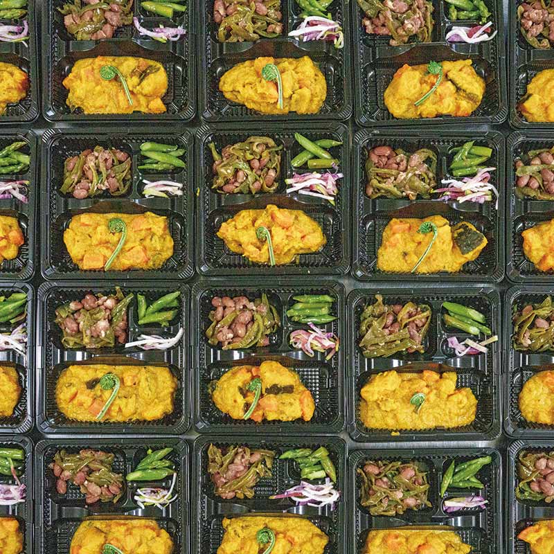 画像: すべてのお弁当に、森さんが朝一番に山で採ってきたこごみをのせて。避難所にいながら、能登の季節を感じられる、小さくとも大切な彩り