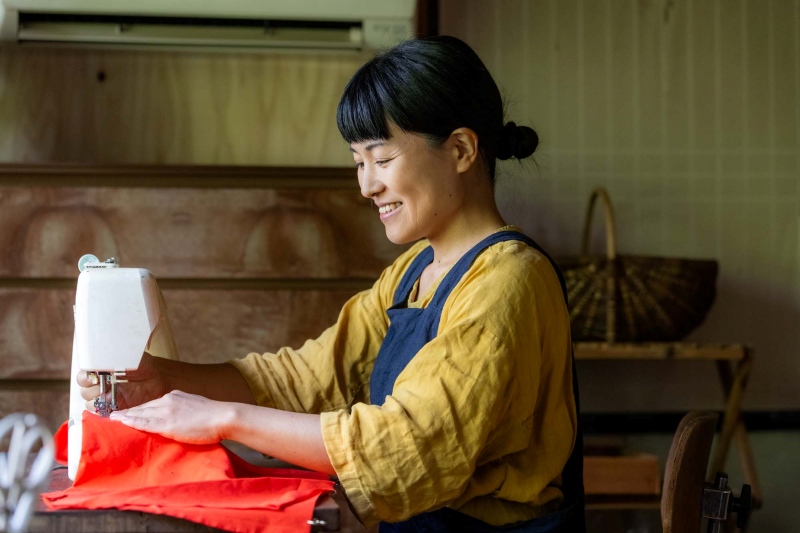 画像: 暮らしにまつわるものは、何でも手づくりするという、金工作家兼、お菓子作家の川地さん。「余裕が生まれ、気持ちも自由になります」