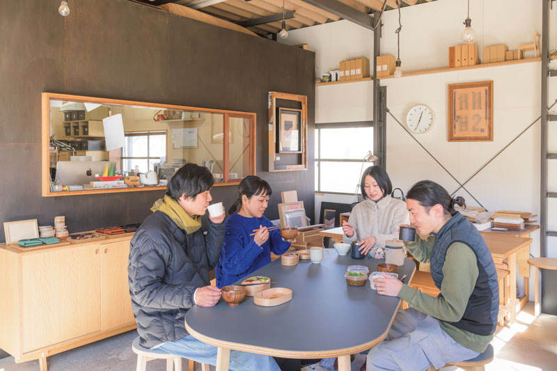 画像: 左から上田剛央さん、土平恭栄さん夫妻。岡田美哉さん、齊藤誠司さん。岡田さんは土平さんの本で革小物製作のとりこに、齊藤さんは建築設計から木工の道に