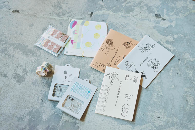 画像: ポチ袋やペーパーバッグ、自在ハンコ、マスキングテープは、長く続く人気商品。右に並んでいるのは「大人の才能発掘ノート」などユニークな発想でつくられたノート類で、続々とシリーズ化