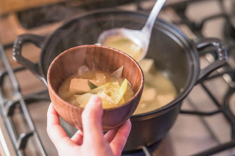 画像: ランチタイムによくつくるという土平さんお手製の味噌汁。具は豆腐、玉ねぎ、長ねぎと冷蔵庫にあるものを入れた。関東出身だが、関西地方でよく食される白味噌が好きなのだとか