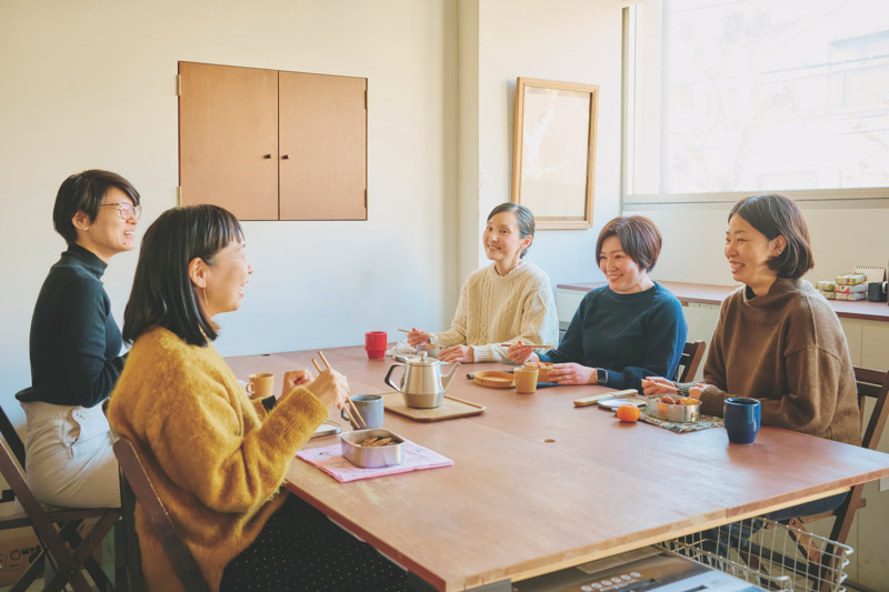画像: 左手前から、デザイナーの植木明日子さん、デザイン補佐・広報担当の永井理菜さん、出荷担当の鈴木貴子さん、河口さくらさん、商品管理担当の三好理沙さん