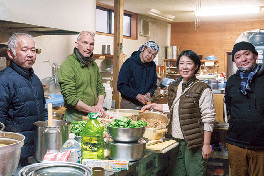 画像: 左から、「食事処 縁」安田俊英さん、ドイツ出身で精進料理をつくるべアント・シェルホルンさん、「能登手仕事屋」星野恵介さん、森さん、「丸山料理店」丸山剛さん。ベアントさんのパートナー・長瀬光恵さんは、主に写真担当でチームに参加