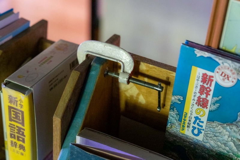 画像: クランプで、小さな棚を浮かせて固定。机の上に置かないことで、広く使えて、掃除も楽