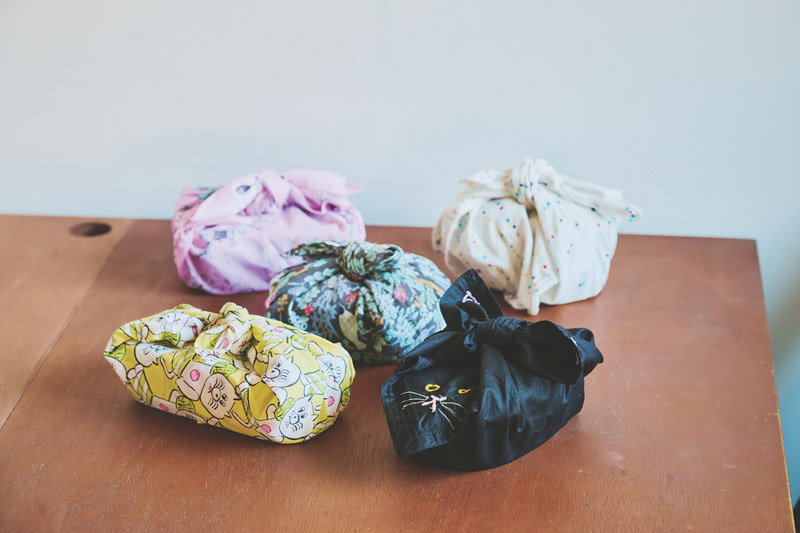 画像: 犬と暮らしているけれど猫グッズを集めている河口さんの猫モチーフや、植木さんがお土産でもらった長谷川町子さんの「いじわるばあさん」柄のピンク色のバンダナなど、色とりどりのお弁当包み。