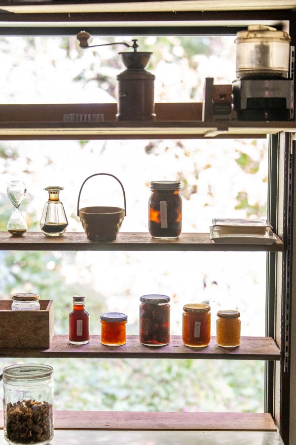 画像: 窓辺の棚には、季節の食材を生かした手づくりの保存食が並ぶ
