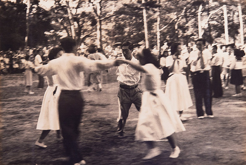 画像2: ダンスを踊られる三笠宮殿下（三笠宮家蔵）