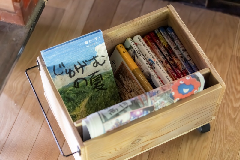 画像: 子どもが読みたい場所にコロコロと引っ張っていける、読みかけ本の収納BOX をDIY。ものを「もとに戻す」ことができるようにサポート