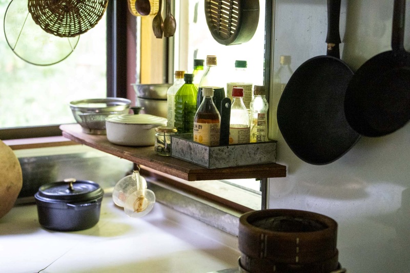 画像: 壁に板を取り付けてDIY。調味料は、ブリキのトレイにひとまとめ