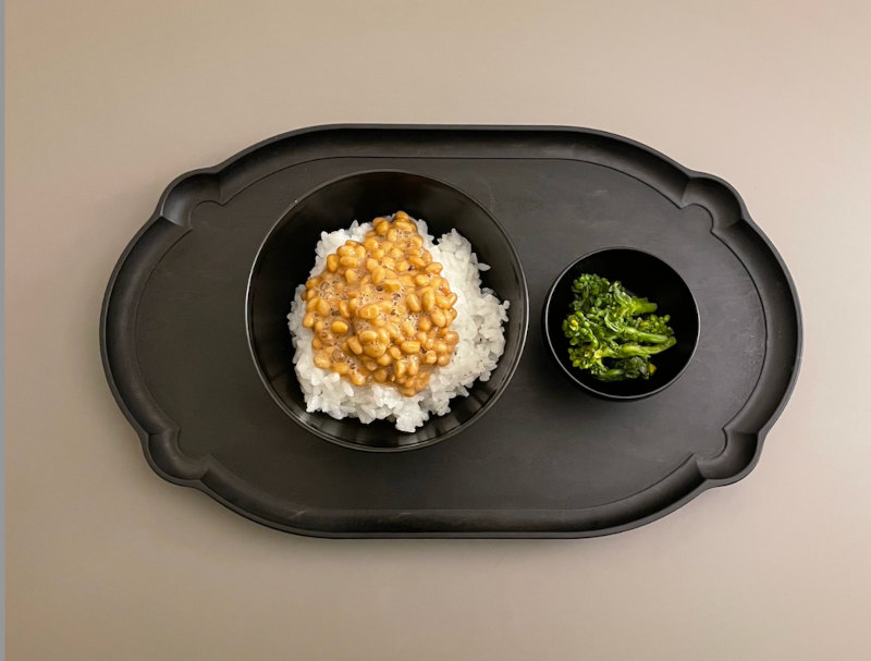 画像: 納豆ごはんと菜の花のお漬物。納豆は三之助豆腐のもの