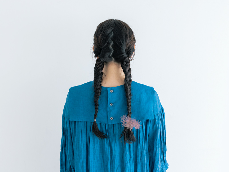 画像: 軽くて涼しいアイリッシュリネンの五分袖ギャザーワンピースに、スクエアのつけ衿を重ねたコーディネート。後ろボタンがポイントに