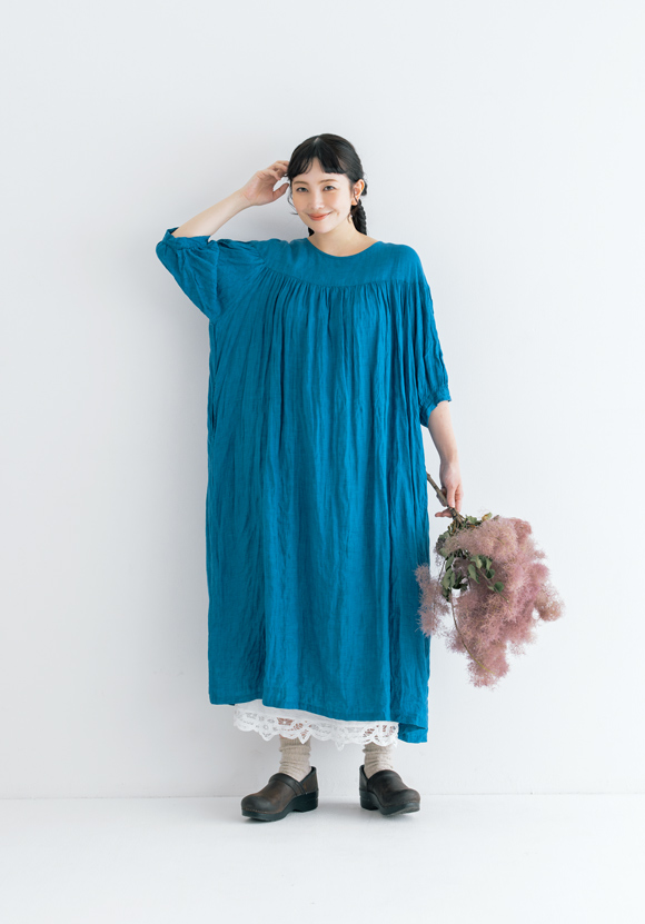 画像: つけ衿に合わせたワンピースはヨークの切り替えがアクセントになった、BLUE BERRY JAM定番の一着。ソーイング本ではつくり方も掲載している、ドロワーズやペチコートなどを重ねたスタイルもおすすめです