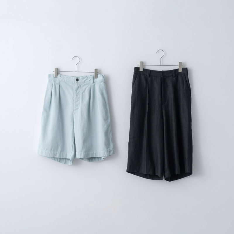 画像: 左から ライトブルーのチノショートパンツ 23,100円/ネストローブ ブラックのリネンハーフパンツ 26,400円/ロワズィール