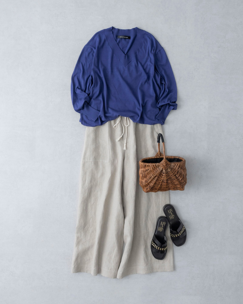 画像: ベージュリネンパンツ　41,800円／プレインピープル パープルのVネックニット　17,380円／ミズイロインド（マーコート） サンダル　36,300円／カステラーノ（フラッパーズ） その他、スタイリスト私物